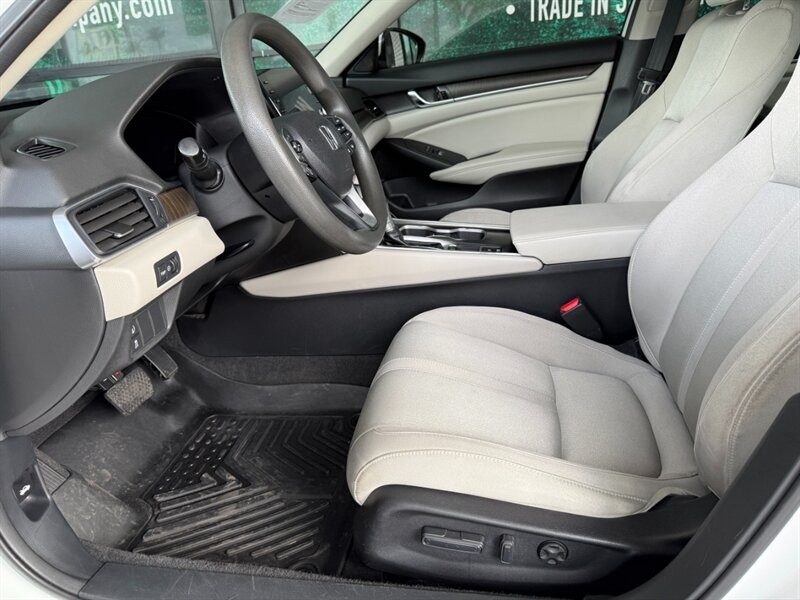 Honda Accord Sedan Vehicle Full-screen Gallery Image 17