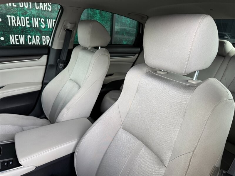 Honda Accord Sedan Vehicle Full-screen Gallery Image 18