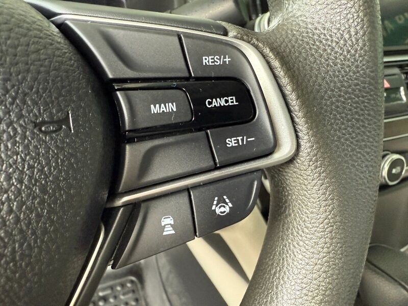 Honda Accord Sedan Vehicle Full-screen Gallery Image 22