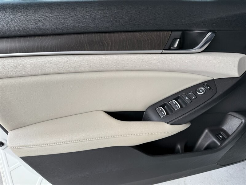 Honda Accord Sedan Vehicle Full-screen Gallery Image 24