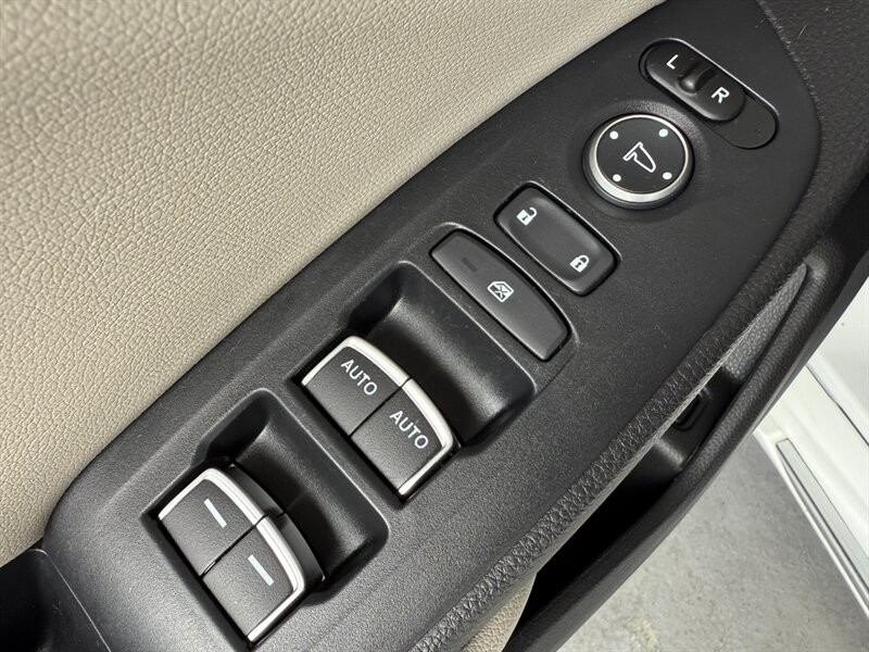 Honda Accord Sedan Vehicle Full-screen Gallery Image 25