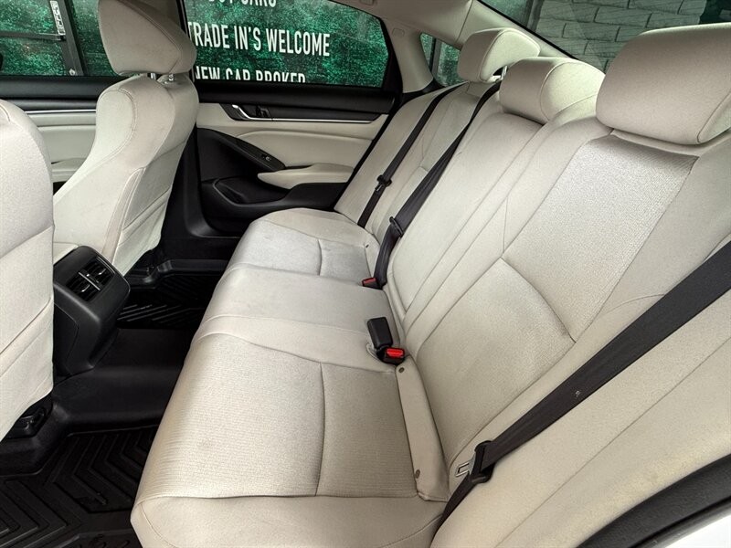 Honda Accord Sedan Vehicle Full-screen Gallery Image 26