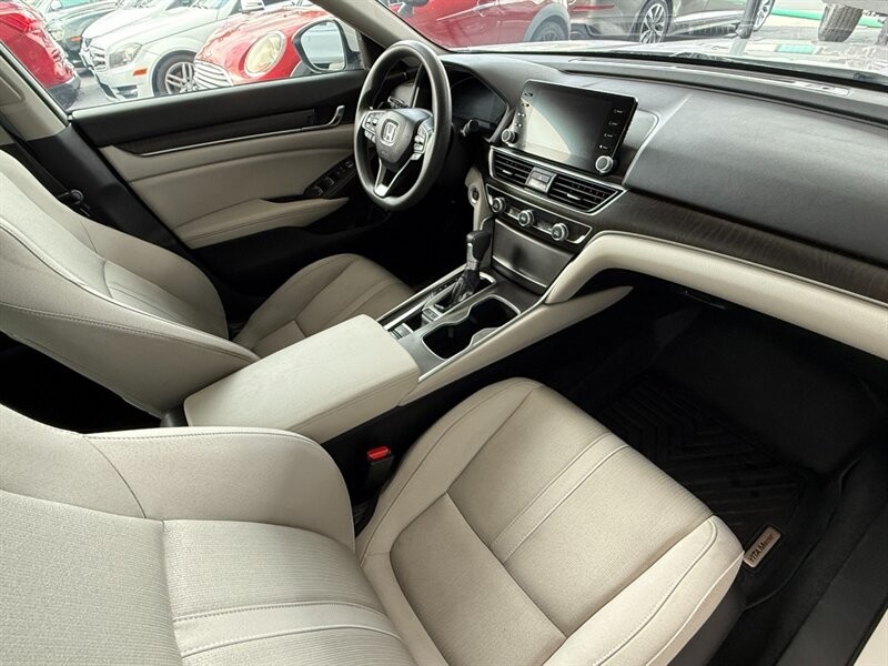 Honda Accord Sedan Vehicle Full-screen Gallery Image 27