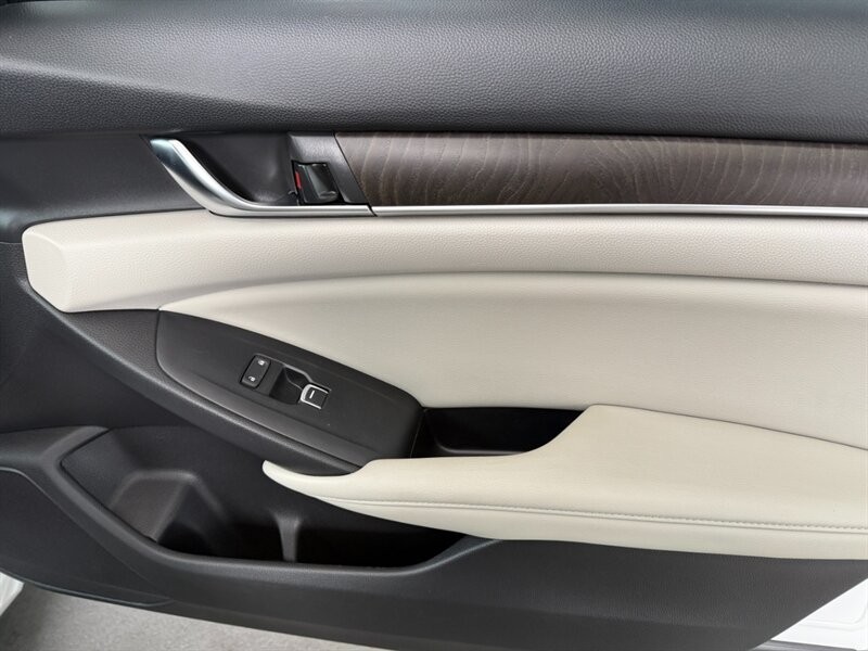 Honda Accord Sedan Vehicle Full-screen Gallery Image 28