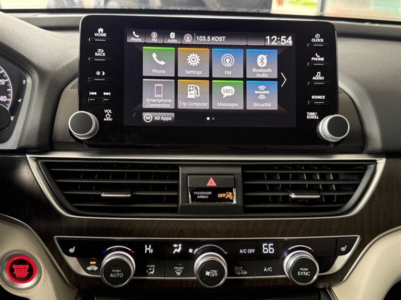 Honda Accord Sedan Vehicle Full-screen Gallery Image 30