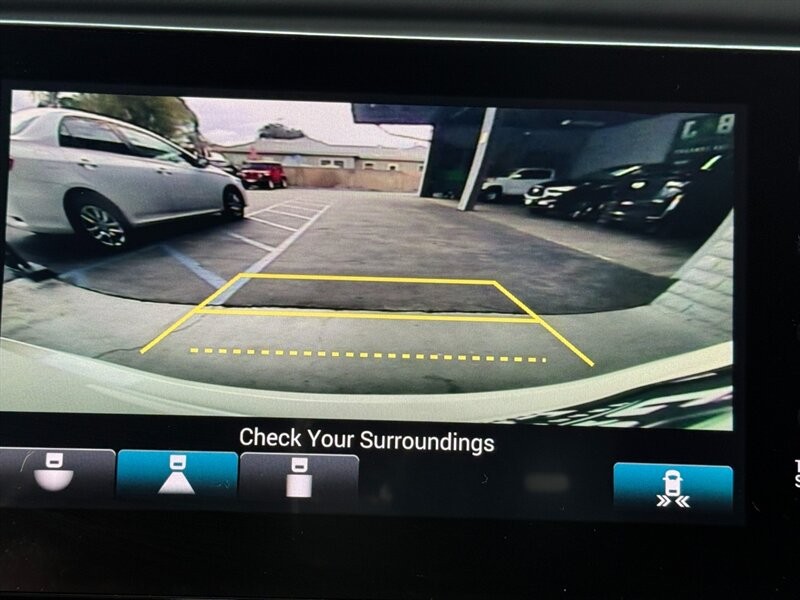 Honda Accord Sedan Vehicle Full-screen Gallery Image 32