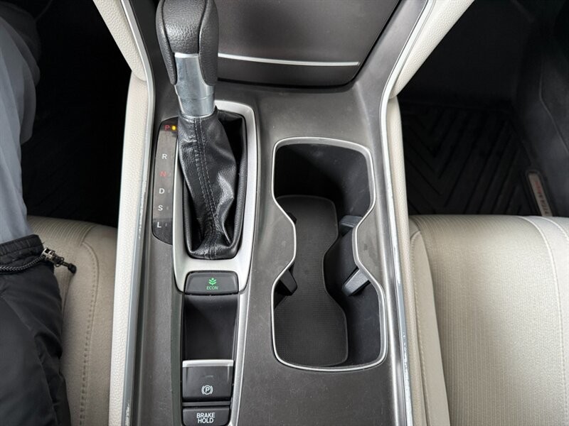 Honda Accord Sedan Vehicle Full-screen Gallery Image 35