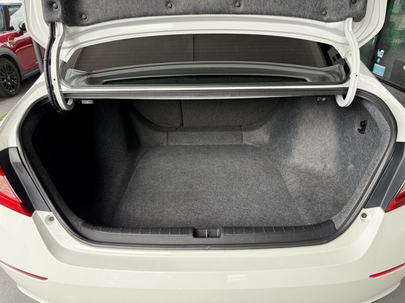 Honda Accord Sedan Vehicle Full-screen Gallery Image 36