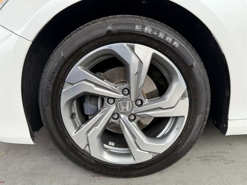 Honda Accord Sedan Vehicle Full-screen Gallery Image 38