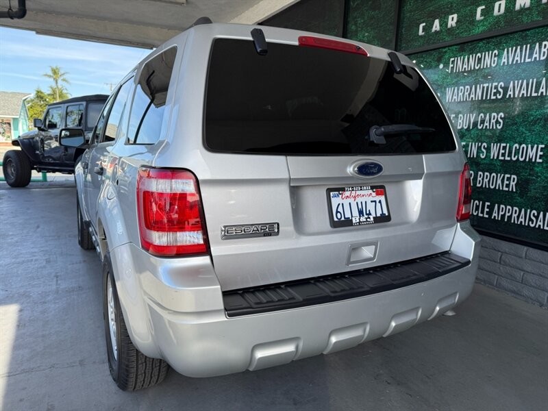 Ford Escape Vehicle Full-screen Gallery Image 07