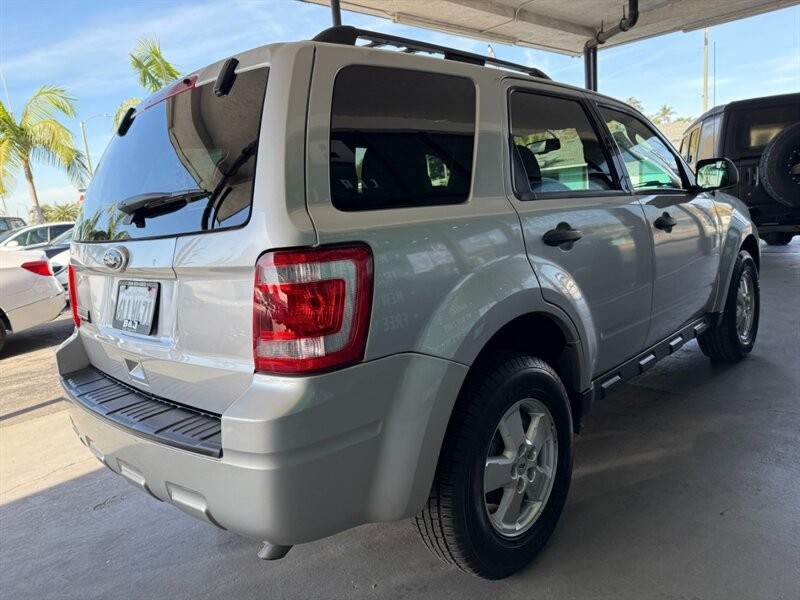 Ford Escape Vehicle Full-screen Gallery Image 10