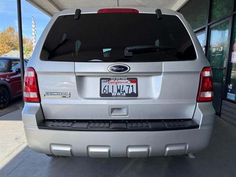 Ford Escape Vehicle Full-screen Gallery Image 14