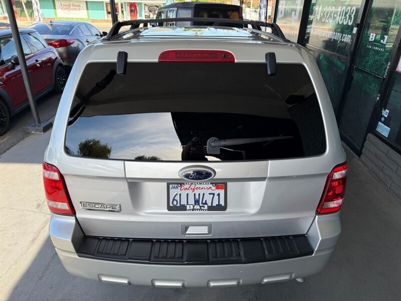 Ford Escape Vehicle Full-screen Gallery Image 15