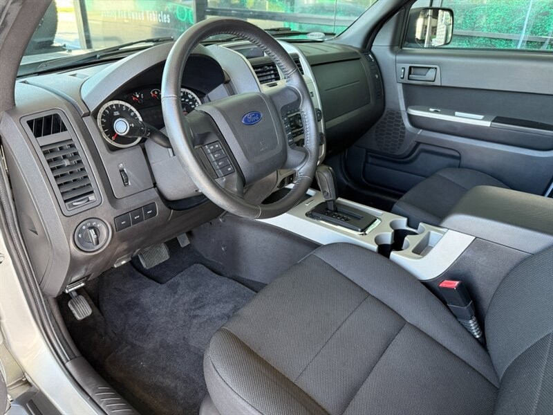 Ford Escape Vehicle Full-screen Gallery Image 18