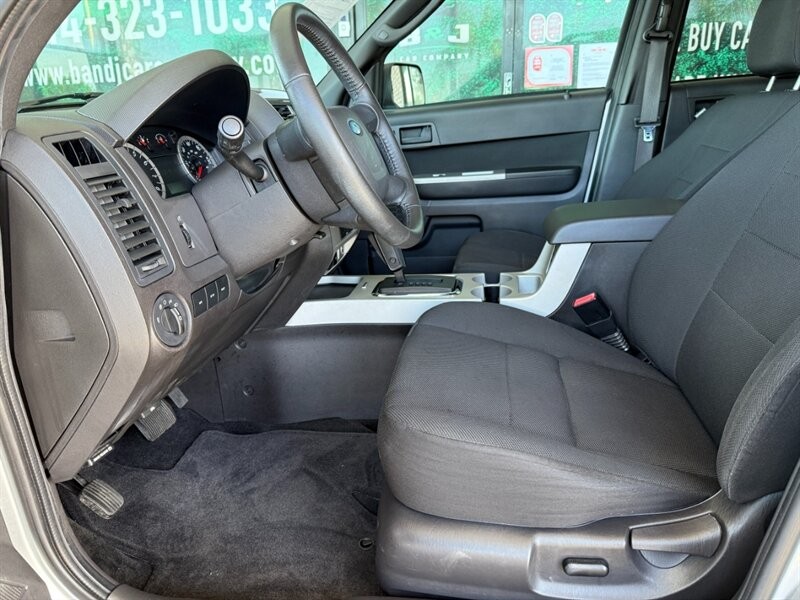 Ford Escape Vehicle Full-screen Gallery Image 19