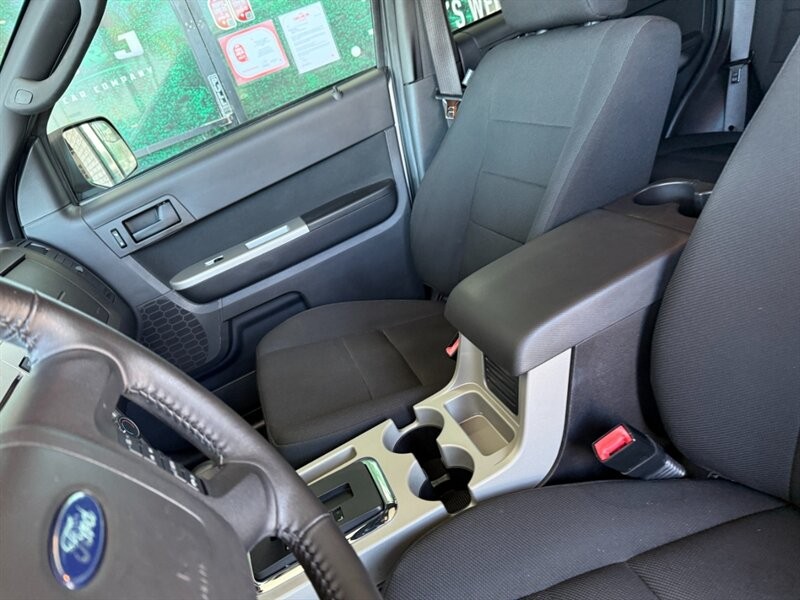 Ford Escape Vehicle Full-screen Gallery Image 20