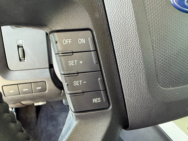 Ford Escape Vehicle Full-screen Gallery Image 24