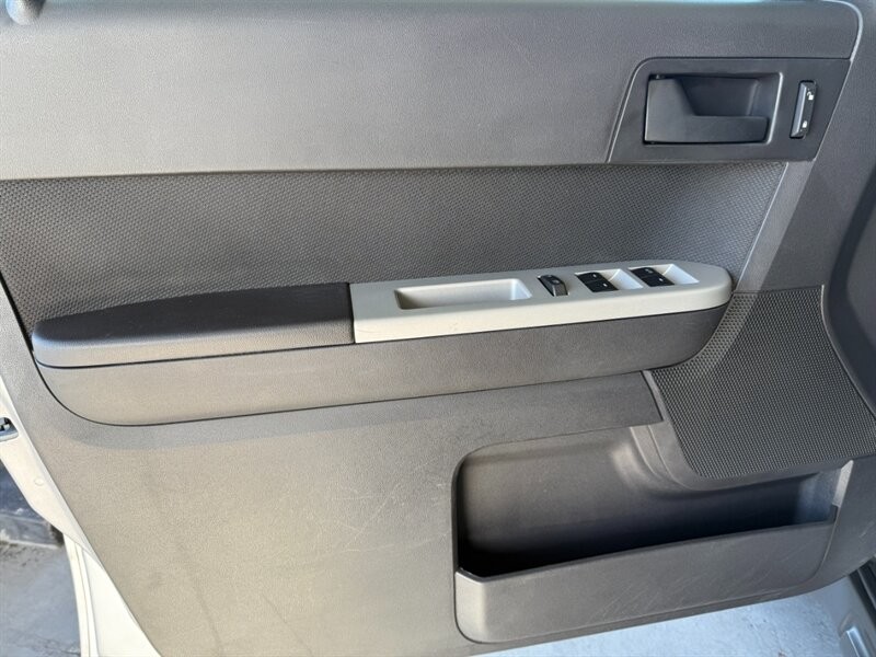 Ford Escape Vehicle Full-screen Gallery Image 26