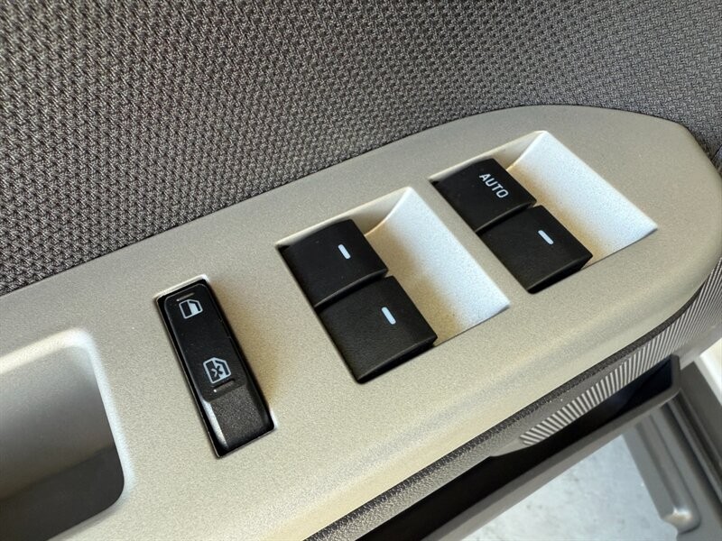 Ford Escape Vehicle Full-screen Gallery Image 27