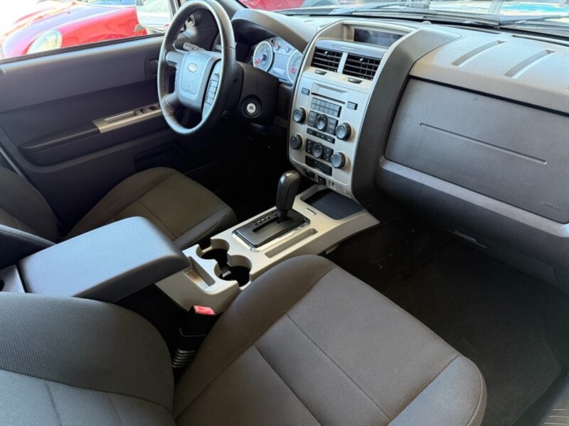 Ford Escape Vehicle Full-screen Gallery Image 29