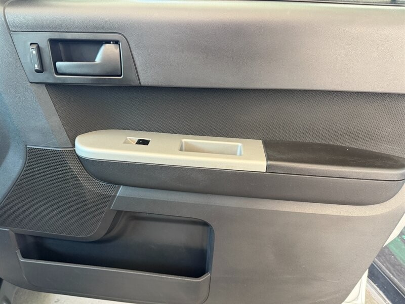 Ford Escape Vehicle Full-screen Gallery Image 30