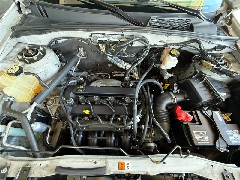 Ford Escape Vehicle Full-screen Gallery Image 37