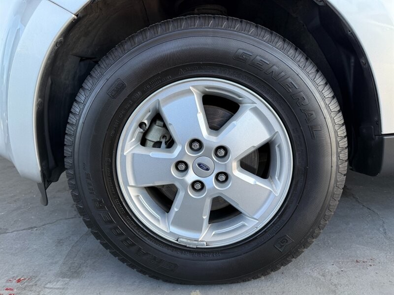 Ford Escape Vehicle Full-screen Gallery Image 38