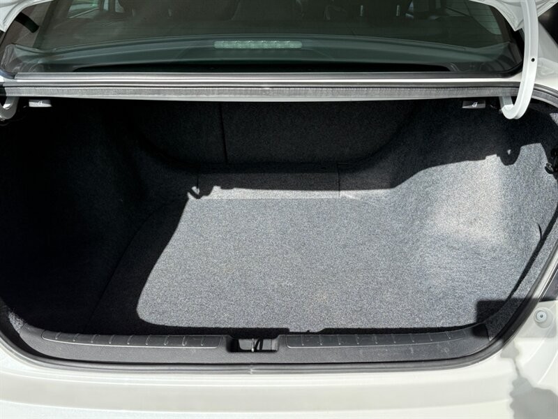 Honda Accord Hybrid Vehicle Full-screen Gallery Image 37