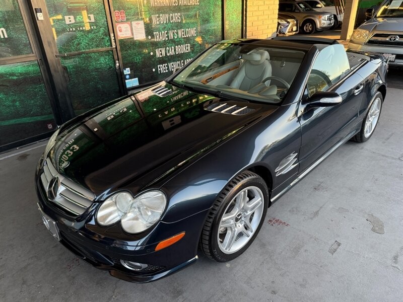 Mercedes-Benz SL-Class Vehicle Full-screen Gallery Image 02