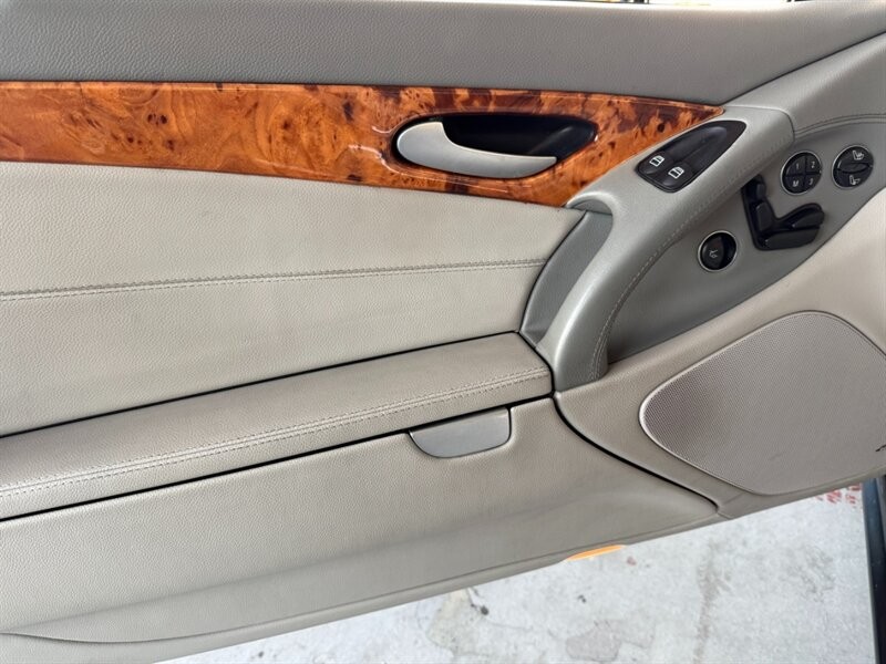 Mercedes-Benz SL-Class Vehicle Full-screen Gallery Image 26