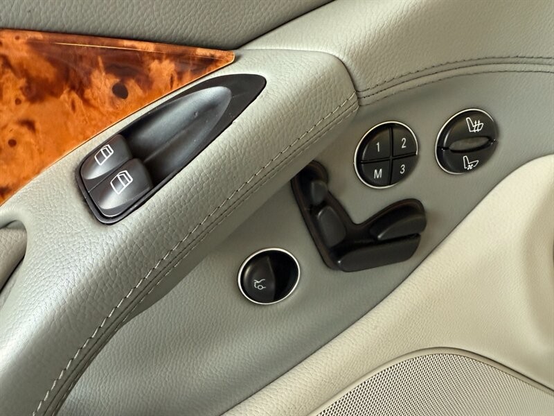 Mercedes-Benz SL-Class Vehicle Full-screen Gallery Image 27