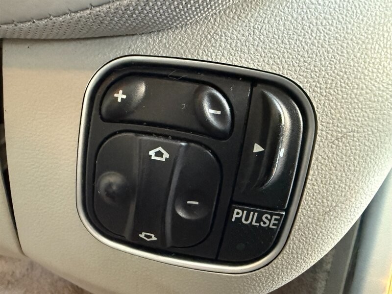 Mercedes-Benz SL-Class Vehicle Full-screen Gallery Image 28