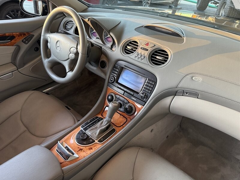 Mercedes-Benz SL-Class Vehicle Full-screen Gallery Image 29