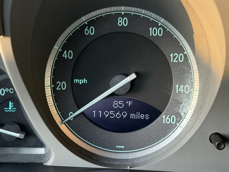 Mercedes-Benz SL-Class Vehicle Full-screen Gallery Image 30