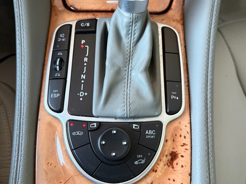 Mercedes-Benz SL-Class Vehicle Full-screen Gallery Image 34