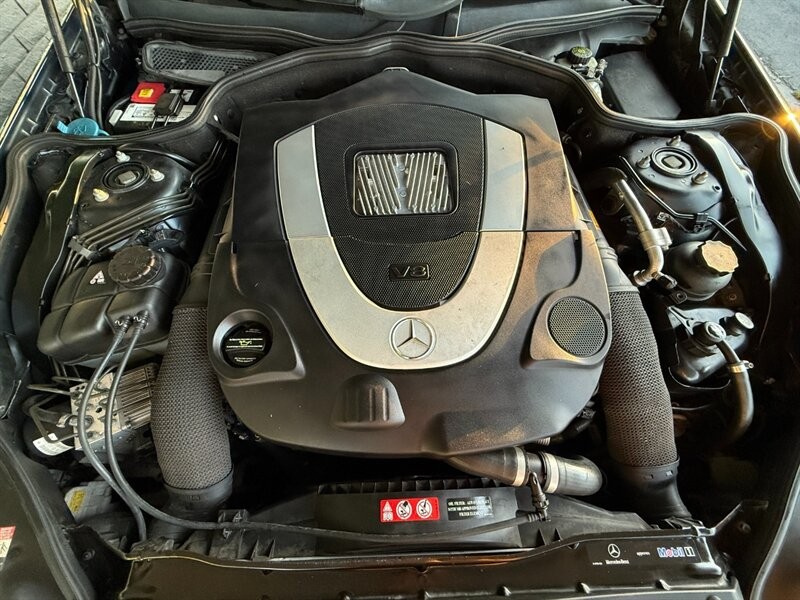 Mercedes-Benz SL-Class Vehicle Full-screen Gallery Image 36