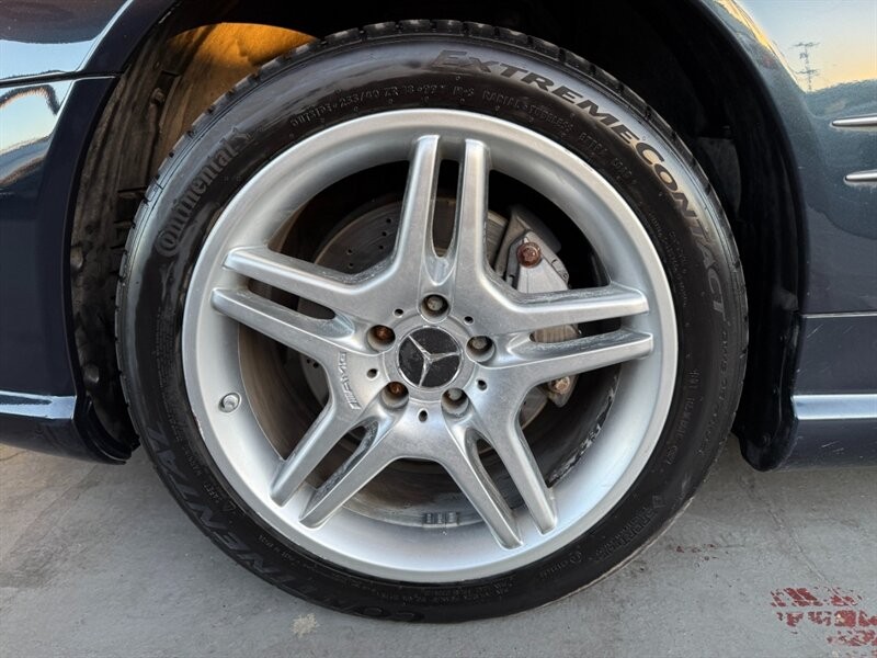 Mercedes-Benz SL-Class Vehicle Full-screen Gallery Image 37