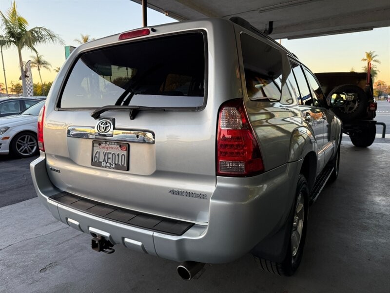 Toyota 4Runner Vehicle Full-screen Gallery Image 11
