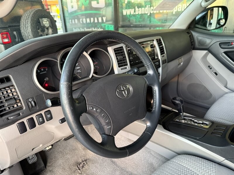 Toyota 4Runner Vehicle Full-screen Gallery Image 18