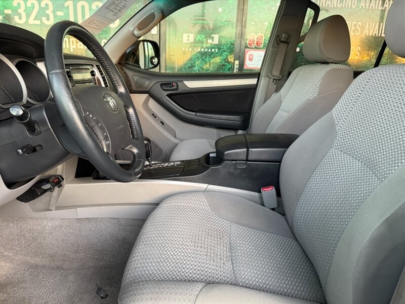 Toyota 4Runner Vehicle Full-screen Gallery Image 19