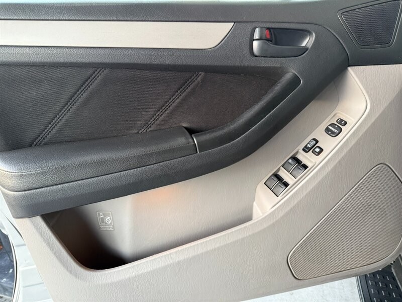 Toyota 4Runner Vehicle Full-screen Gallery Image 23