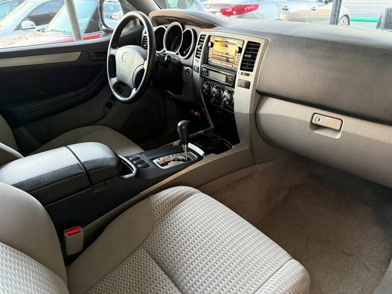 Toyota 4Runner Vehicle Full-screen Gallery Image 27