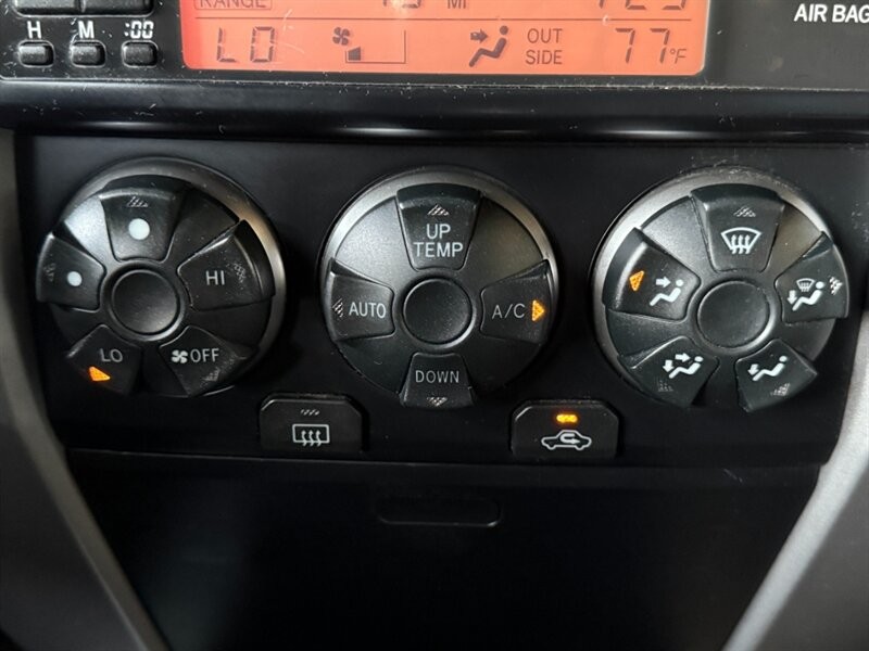 Toyota 4Runner Vehicle Full-screen Gallery Image 32