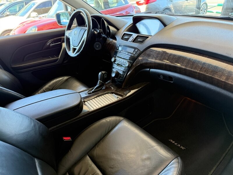 Acura MDX Vehicle Full-screen Gallery Image 29