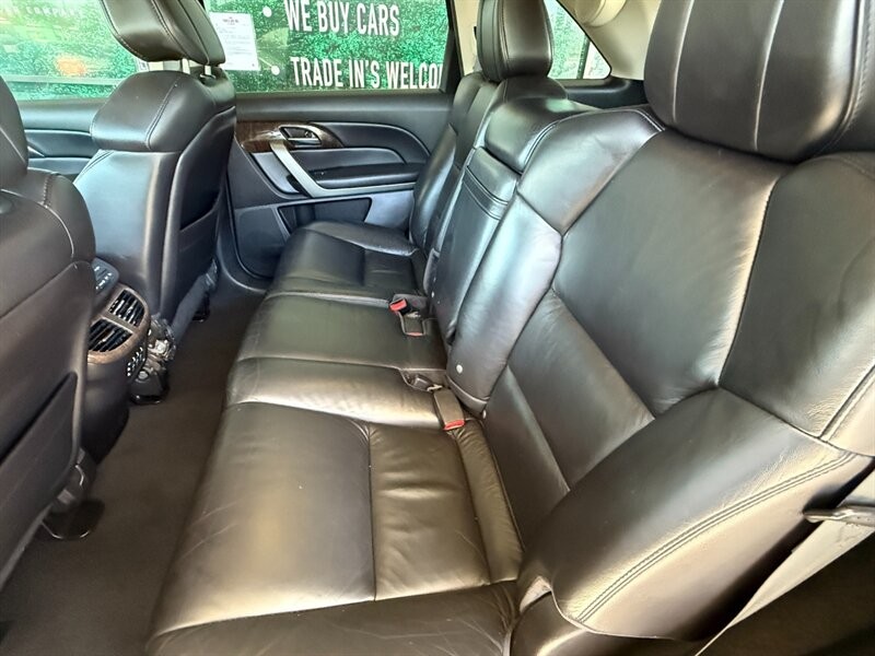 Acura MDX Vehicle Full-screen Gallery Image 30