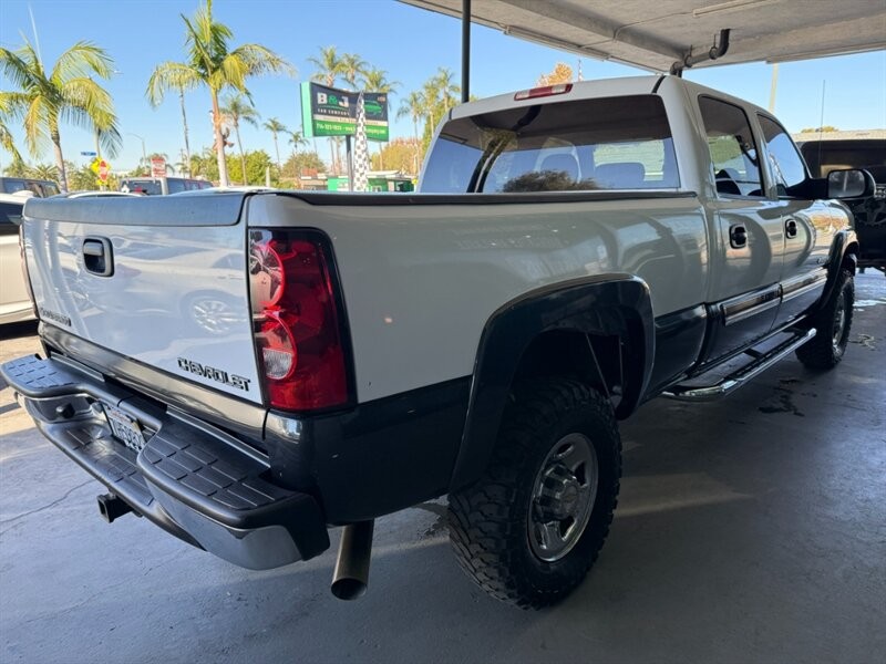 Chevrolet Silverado 2500HD Vehicle Full-screen Gallery Image 10