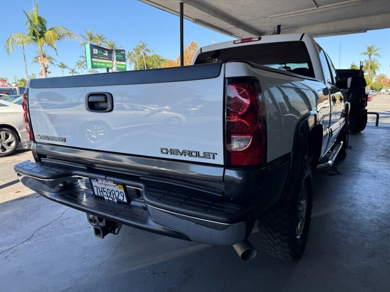 Chevrolet Silverado 2500HD Vehicle Full-screen Gallery Image 11