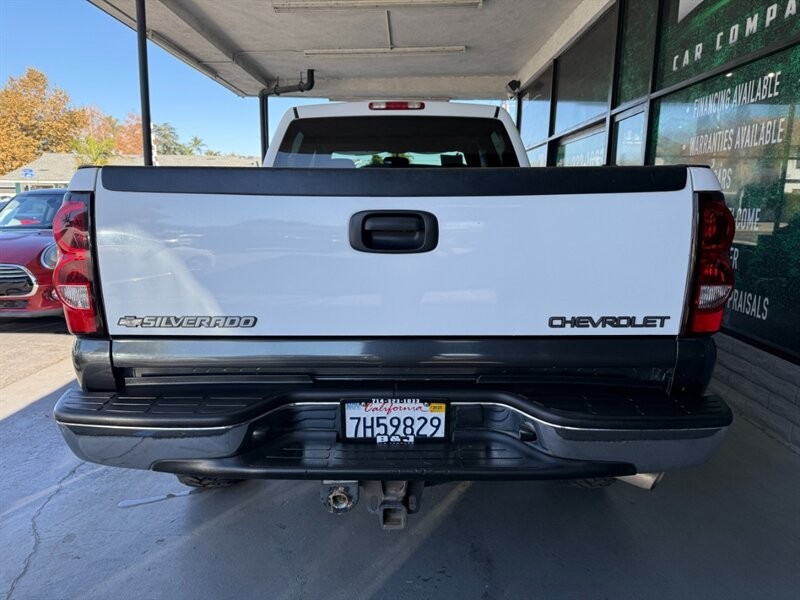 Chevrolet Silverado 2500HD Vehicle Full-screen Gallery Image 14