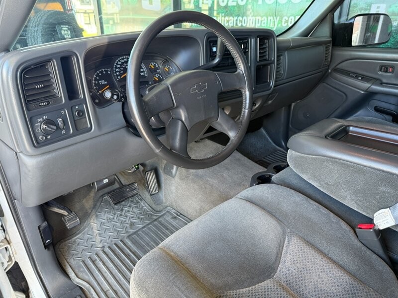 Chevrolet Silverado 2500HD Vehicle Full-screen Gallery Image 16