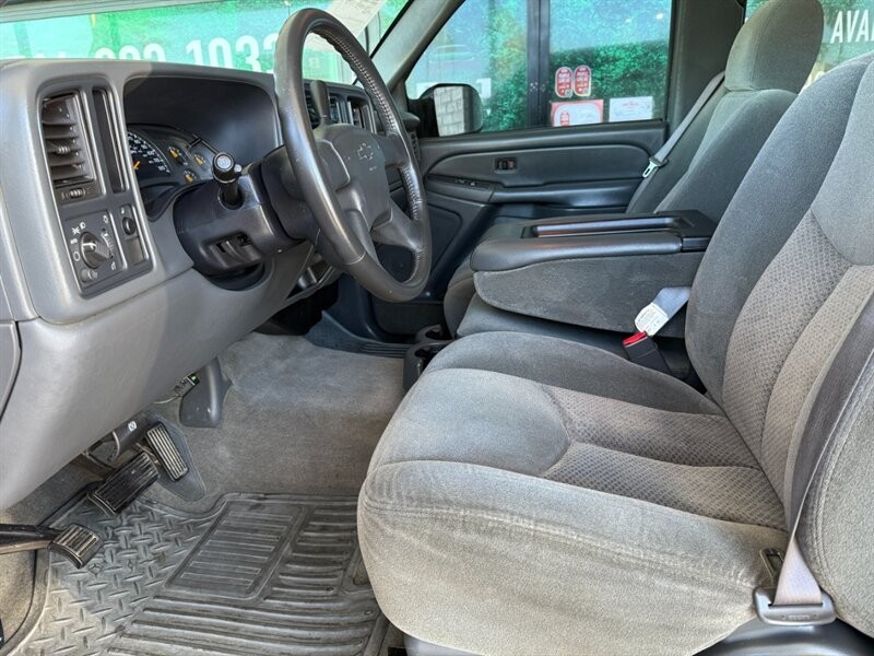 Chevrolet Silverado 2500HD Vehicle Full-screen Gallery Image 17